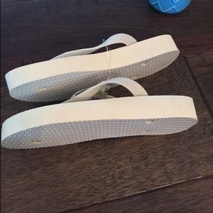 Havaianas White 2inch platform sandals- Size 6 🤍